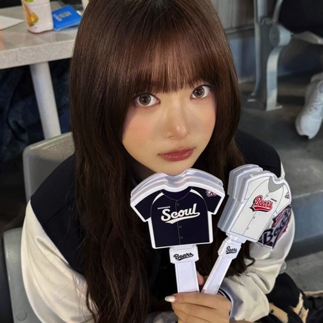 SOURCEMUSIC's tweet photo. [Weverse Magazine] #홍은채 의 마운드에 새겨진 야구의 에너지
#르세라핌 홍은채가 두산의 ‘승리 요정’이 되기까지

#HONGEUNCHAE takes the mound
How the #LE_SSERAFIM member became a baseball good luck charm for Doosan

▶️KOR: https://t.co/61Cpxo8SxM
▶️ENG: https://t.co/UF2A3Jwuth
▶️JPN: https://t.co/pSEZn1BJJs