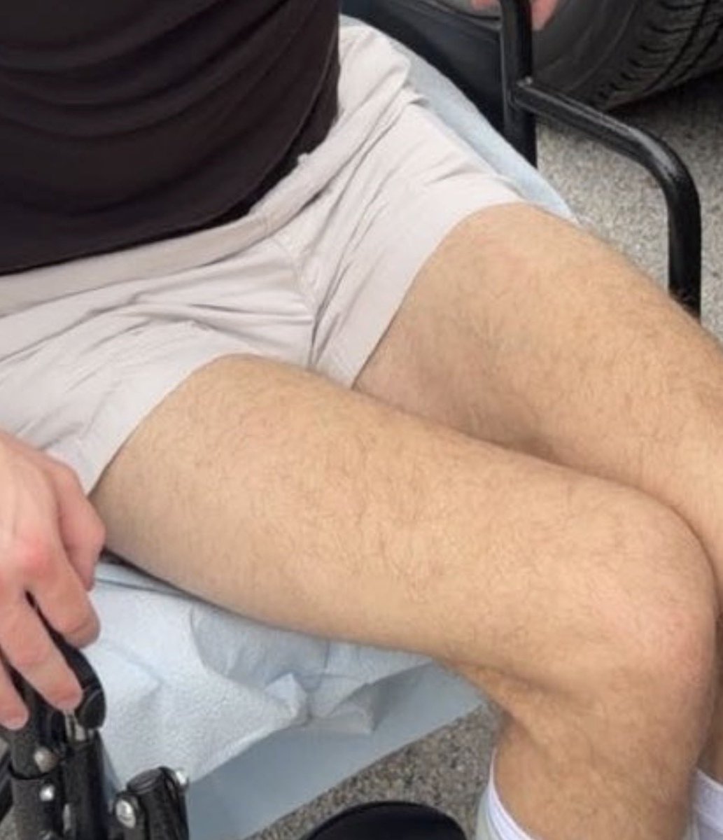 ZayisZyn's tweet photo. @viewsceo This bitch got legs like he’s been in a wheelchair for 5 years.. https://t.co/pX85zbakXx