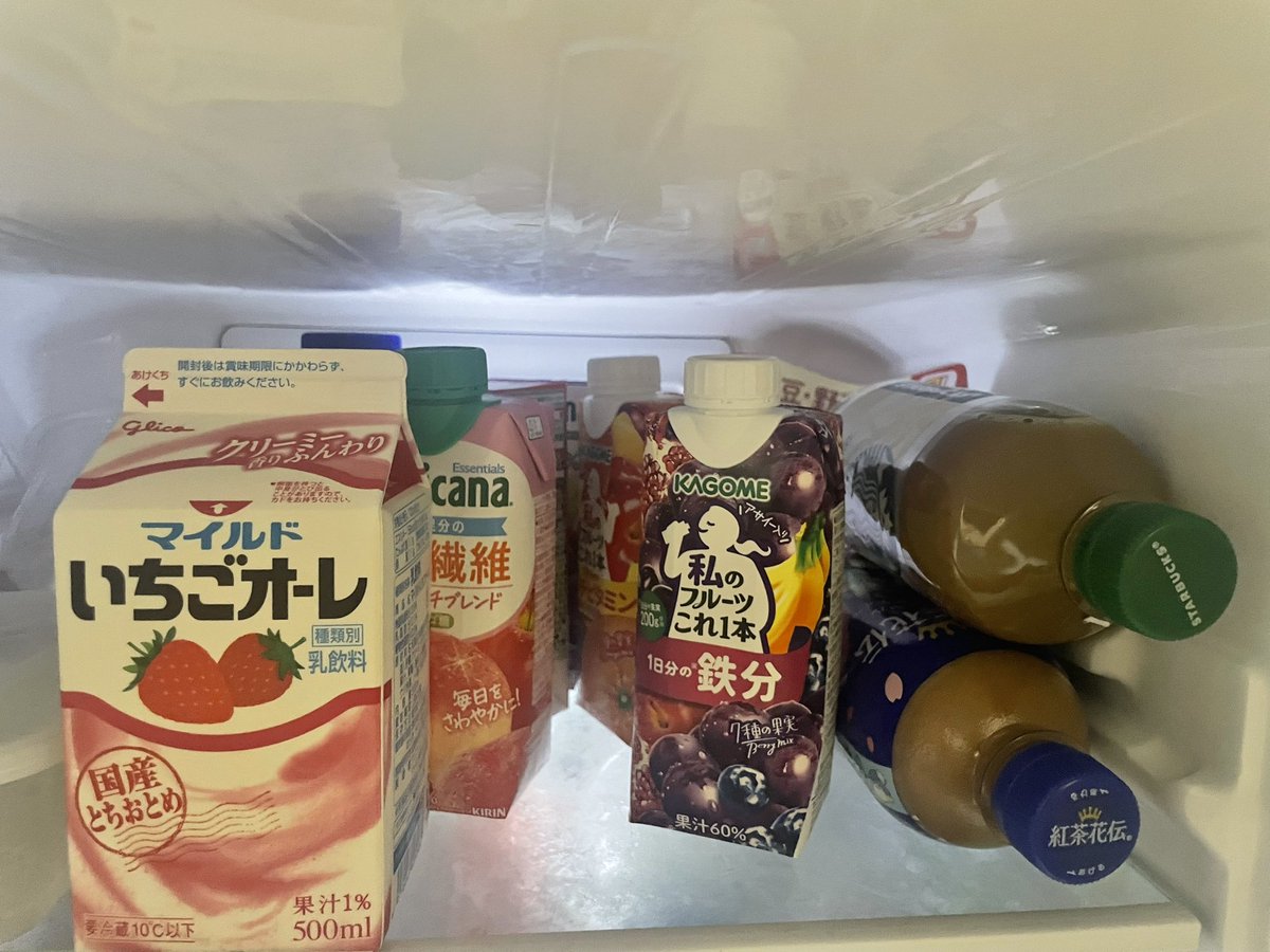 usataropizzaco's tweet photo. ゼリーも戻しちゃうから飲み物で栄養とカロリーをせめてとらねば…と同居人に飲み物依頼して、冷蔵庫が飲み物で埋まってるぜ。(この棚以外にもまだある) https://t.co/Qf3lohNwvP