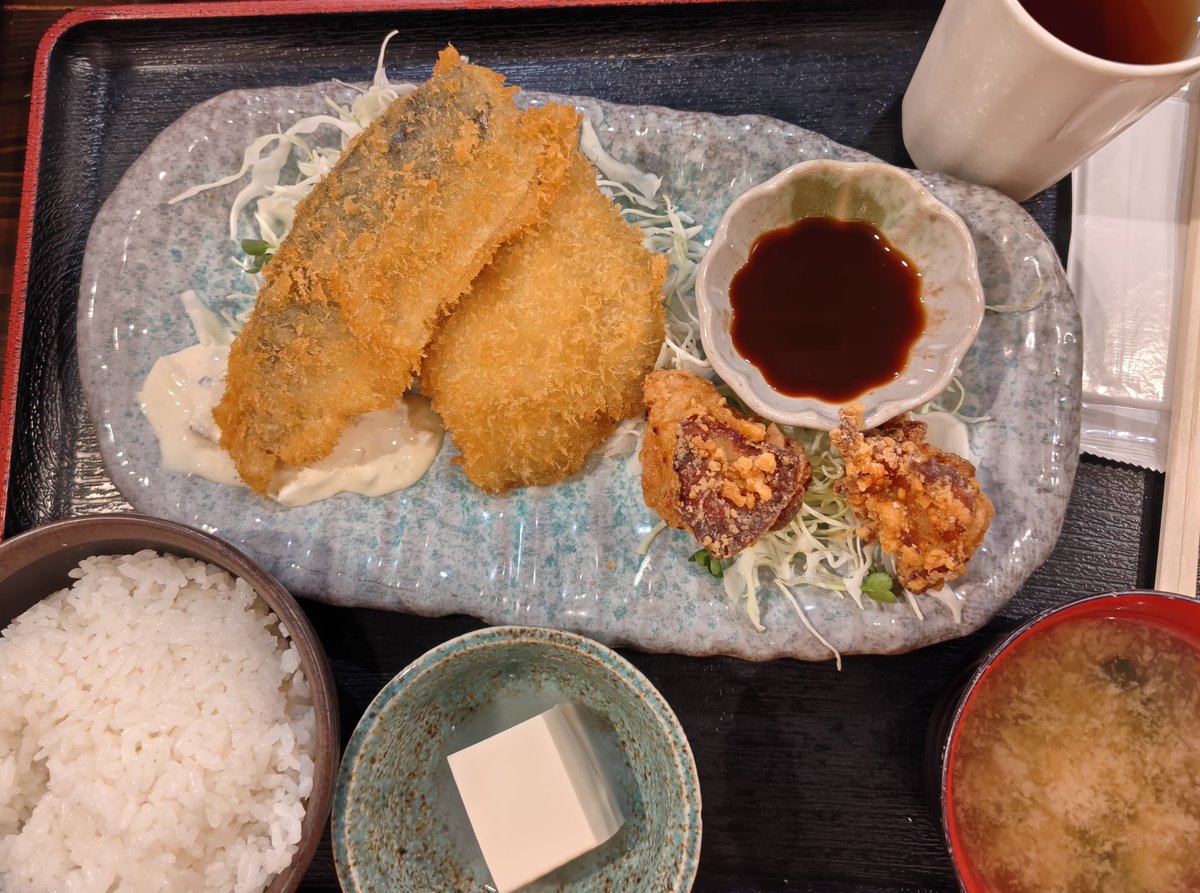 tomatomini1023's tweet photo. 日替わり
トロアジとサメガレイフライ定食
#隆勢丸 https://t.co/auLvGr34OY