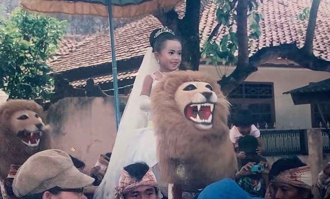 vewymoody's tweet photo. current me vs childhood me 🙂‍↕️ https://t.co/9HR4jUehQy