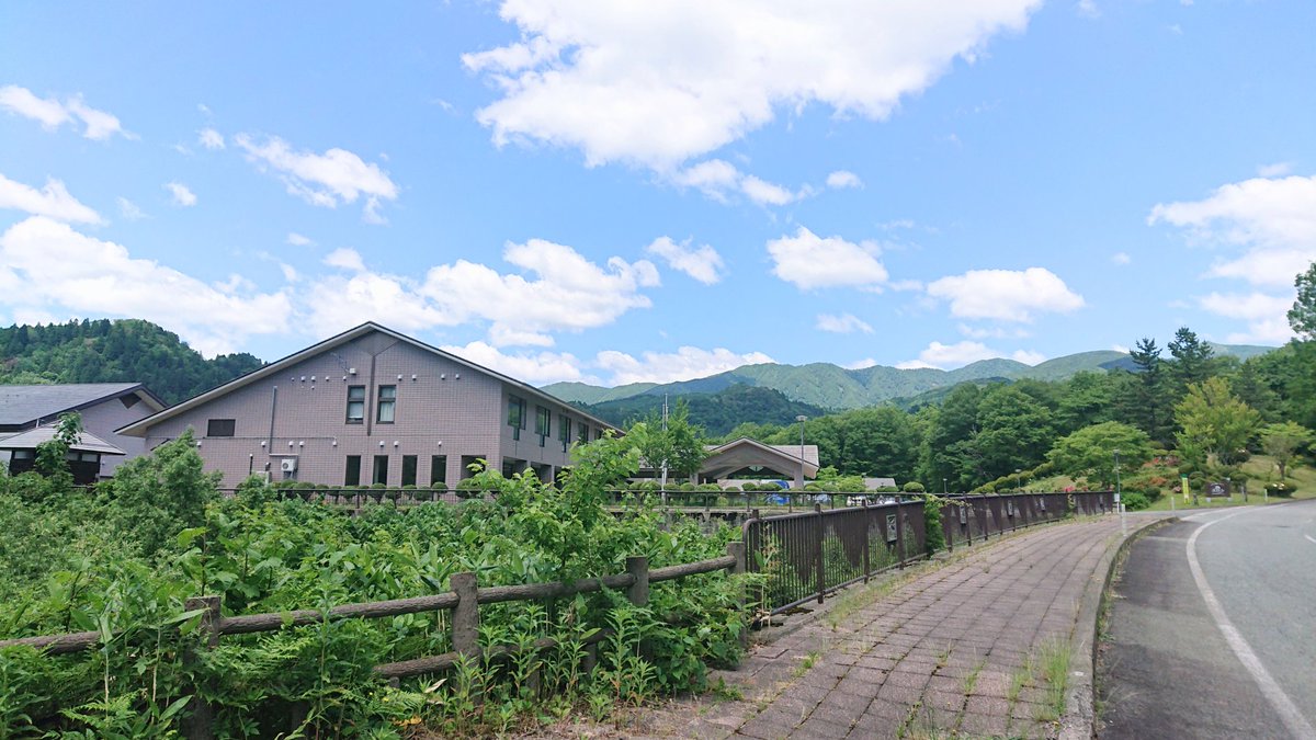 AkitaYufore's tweet photo. ６月になりましたねっ😄
深緑の季節です。なんかいい季節です。眺めていて、目に優しい風景がいっぱいです。
ユフォーレ手前の道は緑のトンネルのようです。太平山もいい緑です。
ユフォーレにお越しの際は、深緑もお楽しみください🎶 https://t.co/QLZ2MuGz44
