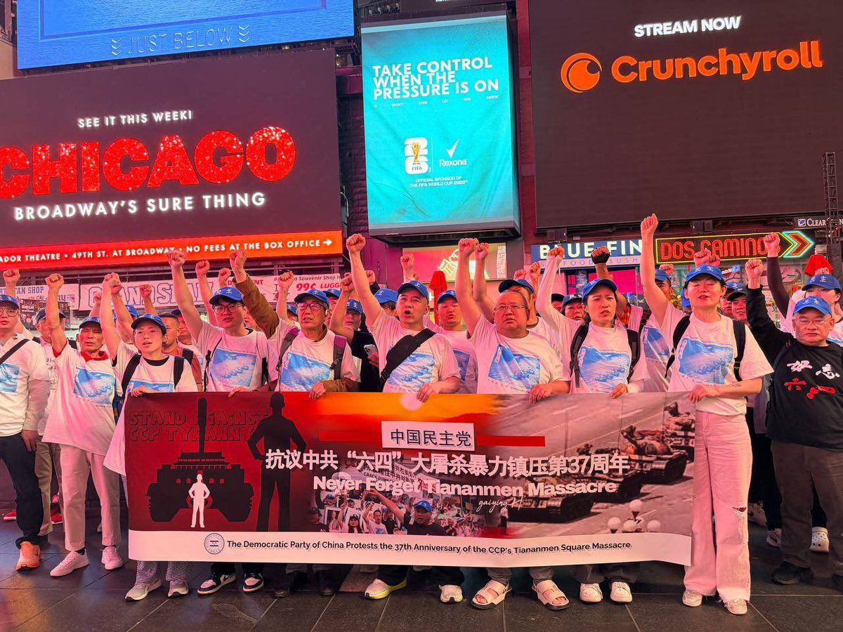 Liddd517's tweet photo. 2026年6月3号在纽约时代广场中国民主党民运人士抗议中共“89.64”大屠杀暴力镇压第37周年。民主必胜，独裁暴政必亡。 https://t.co/Yf4dutgxtx