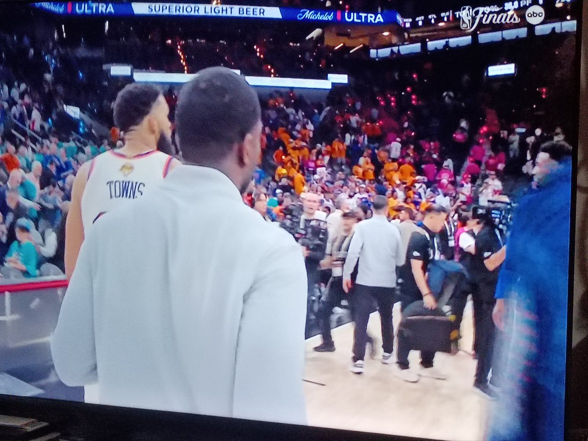 DRcockroach05's tweet photo. THE KNICKS JUST WON THE FIRST GAME IN THE FINALS!!!!!!!!!!!!!!!!! https://t.co/fsdYtXseVN