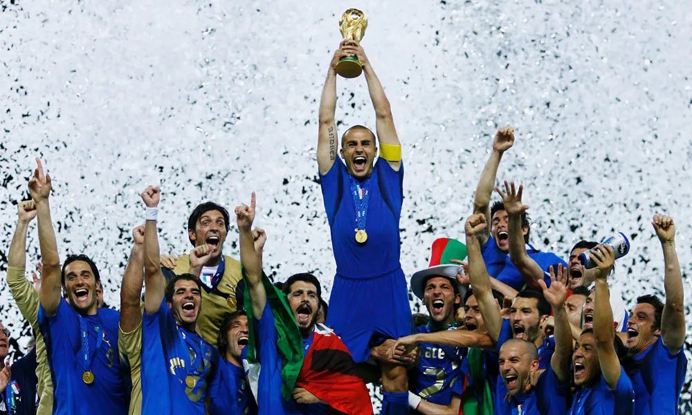 fbrreds's tweet photo. The Best World Cup; My Version

Germany 2006

Tuan rumah diunggulkan, tapi Italy kasih kejutan

ngarep Inggris juara, tapi malah muncul kisruh Ronaldo vs Rooney di perempatfinal yang bikin Rooney kartu merah

Ada Battle of Nuremberg juga, laga gila Portugal- Belanda yang ngehasilin 4 kartu merah dan 16 kartu kuning

Kejutan indah Italia ngalahin tuan rumah di semifinal dengan gol memorable Ale Del Piero dan selebrasi geleng geleng fabio Grossi

Dan sundulan maut Zidane ke Materazzi yang hingga sekarang ga jelas Matrix ngatain apa

dengan berbagai macam flawsnya, sangat perfect memperlihatkan adu gladiator pemain bola
