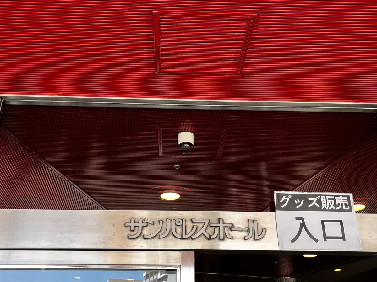 lounge0918's tweet photo. 5/1にオザケン観に行った記録 コンセプトがしっかり軸にあって演劇とか観てる感覚で作品性の強いライブ久々に観たな…という気持ち あとやっぱりデザインがいいな〜商業目的じゃない自己表現のためのデザイン憧れる 特殊印刷もにやにやする 千葉から来た方と意気投合して飲み友達になったのもよかった https://t.co/AsoWgofgt9