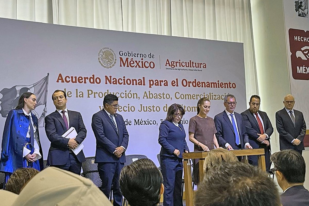 CONACCA's tweet photo. El Presidente Miguel Farías formalizó la adhesión de la @CONACCA al Acuerdo Nacional para el Ordenamiento y Precio Justo del Jitomate, impulsado por la Presidenta @Claudiashein. @ucmabastos @UNCOFYLOFICIAL @CdeAbastoCDMX @cedachicoloapan @abastosestrella @cedaecatepec https://t.co/9SAI3opWNe