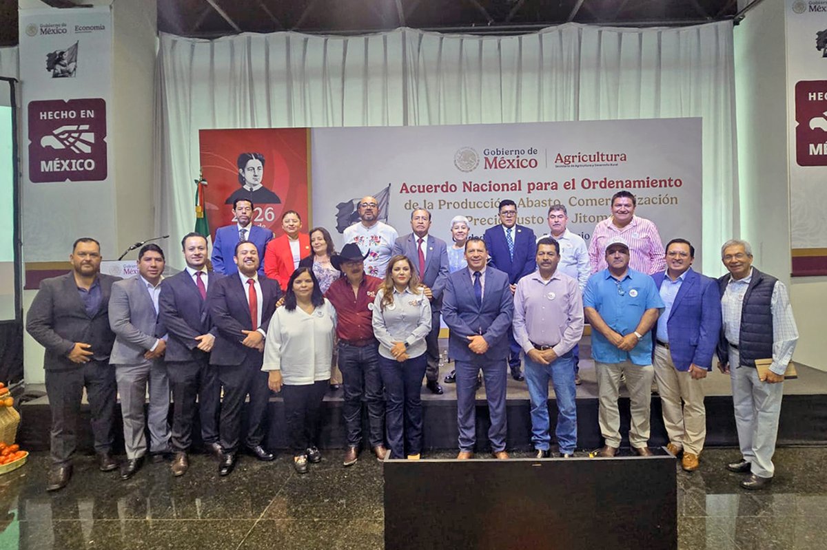 CONACCA's tweet photo. El Presidente Miguel Farías formalizó la adhesión de la @CONACCA al Acuerdo Nacional para el Ordenamiento y Precio Justo del Jitomate, impulsado por la Presidenta @Claudiashein. @ucmabastos @UNCOFYLOFICIAL @CdeAbastoCDMX @cedachicoloapan @abastosestrella @cedaecatepec https://t.co/9SAI3opWNe