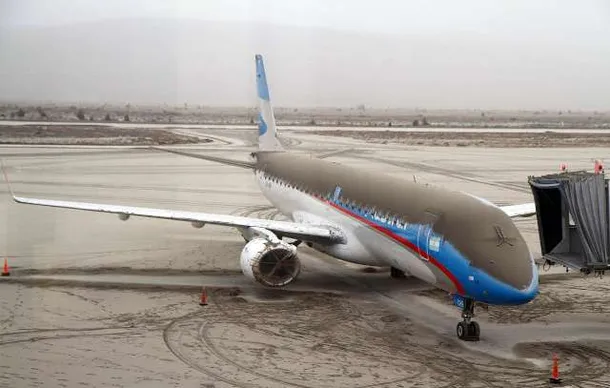 aviacionline's tweet photo. Se cumplen 15 años de la erupción del volcán Puyehue, en Chile, cuyas cenizas cubrieron gran parte de la Patagonia norte argentina, provocando el cierre de aeropuertos y la suspensión de cientos de vuelos.

Ese hecho nos dejó, aeronáuticamente hablando, imágenes como estas.

El aeropuerto de Bariloche, el más importante de la región, estuvo más de siete meses sin recibir vuelos comerciales regulares.