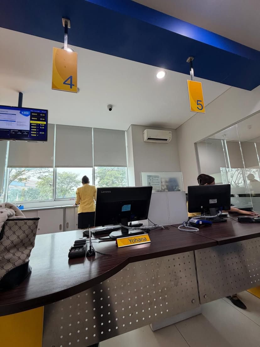 KapudS640's tweet photo. Mau cerita deh, hari ini aku pergi ke 2 bank. 
Yang 1 bank BUMN yg 1 BCA , pertama kalinya aku pergi berdua ke bank sama anakku yg baru umur 4 bulan, kebetulan anakku pas sampe di bank dia melek, 
dan gamau akunya duduk, jadi aku berdiri sambil menunggu antrian.

singkat aja di bank pertama yg BUMN ini aku antri sesuai nomer antrian yg lumayan lama aku antri sambil berdiri, dan berusaha menenangkan anakku yg tbtb rewel, sampe akhirnya aku di proses..

Lalu setelah itu, aku lanjut pergi ke BCA￼
Sampe sana udah lumayan siang, aku dapet antrian ke 78 sedangkan pas aku sampe baru nomer urut 20an. tapi karna kupikir sekalian keluar, jadi aku tetep antri seperti biasa, anakku anteng ngga rewel. 

dan tbtb ga lama dari itu aku di samperin sama Customer Service nya sambil bilang : 
“Ibu, mari saya anter ke meja CS, kendala ibu apa? 
dan boleh pinjem no antriannya” 

Spontan aku langsung kaget, dan aku bilang :￼
“My bca ku eror mba, tapi gapapa aku antri aja sesuai no antrian ngga enak sama yg lain” 

aku merasa fine aja antri, karna anakku anteng ga rewel. tapi CS nya tetap memaksa aku untuk di proses, sambil ku ulangi “mbaa ini gapapa ya, aku gaenak sm yg lain” 
Sampe akhirnyaa aku diproses dan selesaiii. 

Jujur aku terharu bgt sama pelayanannya goodlifebca yang semengerti itu sama customernya tanpa diminta. 
Terimakasih yaa CS BCA Grand Wisata, Bekasi. 

cc:threadputri