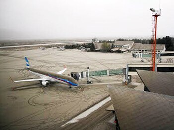 aviacionline's tweet photo. Se cumplen 15 años de la erupción del volcán Puyehue, en Chile, cuyas cenizas cubrieron gran parte de la Patagonia norte argentina, provocando el cierre de aeropuertos y la suspensión de cientos de vuelos.

Ese hecho nos dejó, aeronáuticamente hablando, imágenes como estas.

El aeropuerto de Bariloche, el más importante de la región, estuvo más de siete meses sin recibir vuelos comerciales regulares.