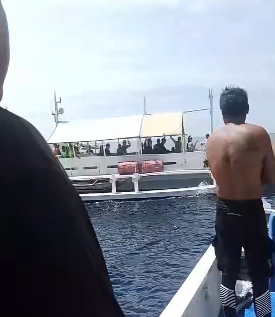 blairwaldorfs_'s tweet photo. you can barely see anything here pero some bangkeros saw the incognito cast at apo island yesterday and waved hi 🤣

sure ko that's dj and kai sa harap, then sina lance and ian and jennings in their dark shirts and sunglasses. i've missed incognito sightings like this 🥹 https://t.co/T9i9lAXOj1