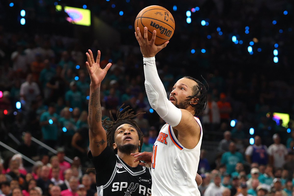 IsolationNBA's tweet photo. Jalen Brunson anotó 13 puntos en el último cuarto. 

Además:
2:16 Wemby le da la ventaja a Spurs desde los tiros libres (94-95)
1:50 Triple de Brunson (97-95)
1:31 Flotadora fallada por Fox
1:11 Falta de Fox a Bridges que convierte los dos (99-95)
57.3 Pérdida de Wemby
37.8 Doble de Brunson (101-95)