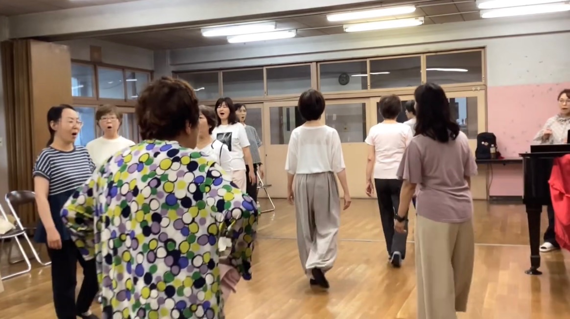 ChorShantey's tweet photo. 5月30日吉川真澄先生のボイトレ🎶表現力を高めるため身体の使い方を楽しく教えてくださいます。東京都合唱祭に向けて"東京ブギウギ""見上げてごらん夜の星を"パートごとにフレージングを意識した歌い方をご指導いただき美しいハーモニーを感じることができました。三善晃・麦藁帽子の練習スタート https://t.co/7aQqCKohSv