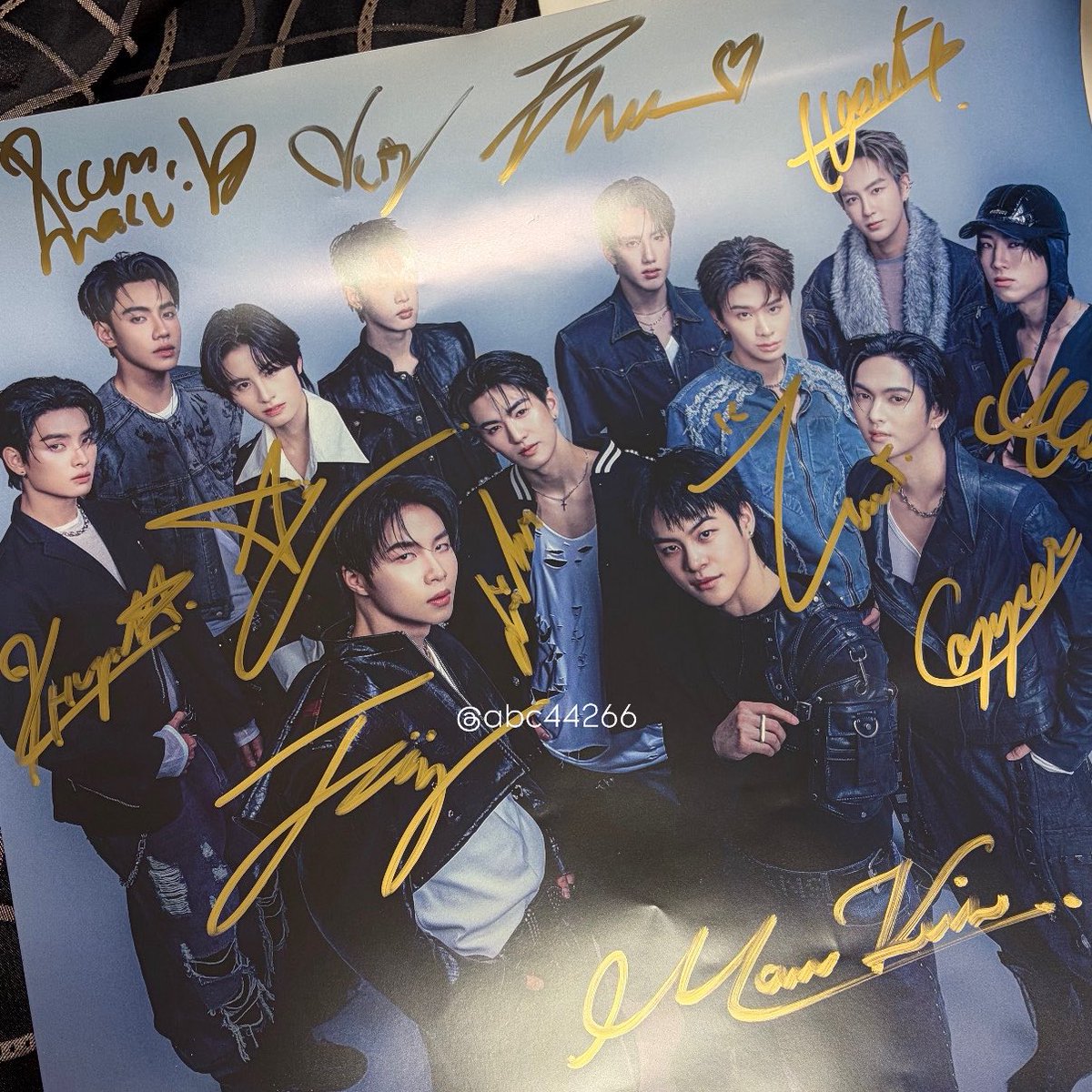 abc44266's tweet photo. พร้อมส่ง 📦🚚
Signed poster - 700
ราคารวมส่ง 
นัดรับได้bts/mrt 

#BUS_THEFIRSTLIGHT
#BUS_The1stAsiaFanconTour 
 #ตลาดนัดBUS https://t.co/e7rvOxwGg0