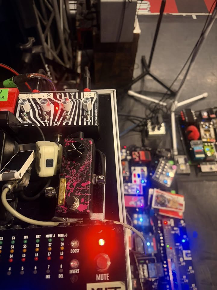 VALKYRIE_SPEAR's tweet photo. 人気バンドMUCCのギタリスト・ミヤ氏(@mucc_miya )より、最新の機材写真が到着！今回なんと計2台の「Violence Booster MK-X “純音大吟響” Special Edition」をエフェクターボードに導入いただいています。1台目は、ギターをシングルコイルに切り替えた際の音補正用として、2台目はDivided by 13のヘッドアンプ前段に配置するバッファーとして使用。バッファーは常時ONで運用されており、「アンプと組み合わせることで音の密度が高まる」とのコメントもいただいております。
年に一度のMUCC dayとなる6月9日に開催される「ムックリ クエストLIVE -破-」。大規模な機材システムと数多くのペダルを自在に操るミヤ氏のギタープレイにも、ぜひご注目ください。
#mucc #ミヤ #純音大吟響 #ペダルボード