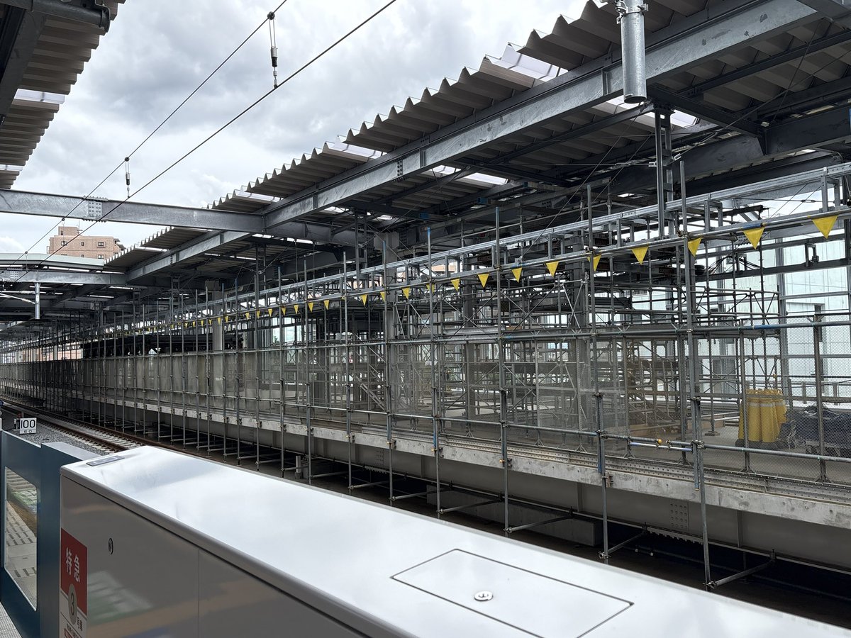 higamura_map's tweet photo. 東村山の新3.4番ホーム、南側階段の鉄骨や待合室、エレベーターの骨組みも徐々に形になってきています。

果たして予定通り9ヶ月後に切替があるのかどうか。。 https://t.co/82hr0bNKPV