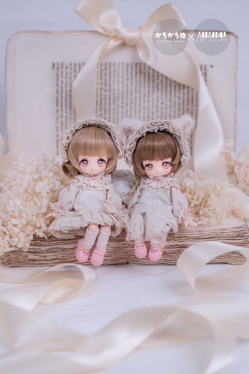 mimieldoll's tweet photo. 🎀 MIMIEL8周年コラボ
　　スペシャルワンオフドール お知らせ 🎀

ぽわぽわ可愛いカスタムヘッドメイクを
かちかち侍様様（@Kachi2_zamurai ）、
ウィッグ・アウトフィットをMIMIELが制作しました 𓈒 ˖ ࣪ 𝜗𝜚

詳細はツリーにつなげていきます🔗

#かちっ娘 #mimiel_doll https://t.co/J20EOY0bpj