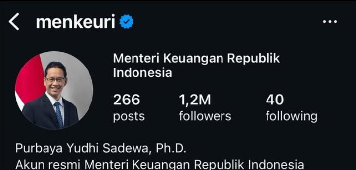Grock230's tweet photo. Harap tenang beliau masih bisa tersenyum ekonomi Indonesia akan baik baik saja😂 https://t.co/ptsRtvFsxD
