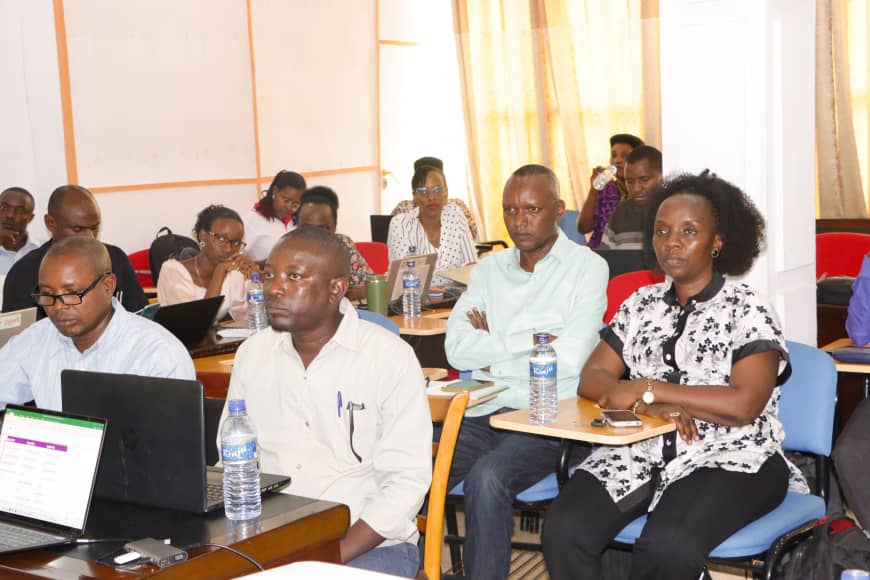 msp_burundi's tweet photo. #Modernisation #Santé #Burundi.
Le @msp_burundi, à travers la Direction du Système National d’Information Sanitaire (#SNIS), a organisé du 3 au 5 juin 2026 un atelier de finalisation et de validation du Plan stratégique du #SNIS 2026-2030.
Les travaux ont été ouverts par le Directeur du #SNIS, Dr @AnacletNahayo, en présence du Représentant pays de https://t.co/ohtDlQluoB au #Burundi, M. #Apollinaire #Kavungerwa, partenaire financier de cette activité.
Cette étape stratégique majeure vise à moderniser le Système National d’Information Sanitaire afin d’assurer une remontée quotidienne des données officielles provenant des formations sanitaires (FOSA), de renforcer le pilotage du système de santé et de faciliter l’élaboration de plans de travail et de budgets annuels adaptés aux réalités du pays.
Au cours de ces trois jours de travaux, les participants se pencheront sur la finalisation et la validation du Plan stratégique, la planification opérationnelle des activités sectorielles ainsi que la structuration de l’enveloppe budgétaire globale nécessaire à sa mise en œuvre.
Résultats attendus :
▪️ Validation consensuelle de la méthodologie de mise en œuvre ; ▪️ Consolidation de la feuille de route et de la planification opérationnelle des activités sectorielles ;
▪️ Définition de la structure budgétaire globale pour la période 2026-2030.
#Burundi #Santé #SNIS #SantéNumérique #DataFI