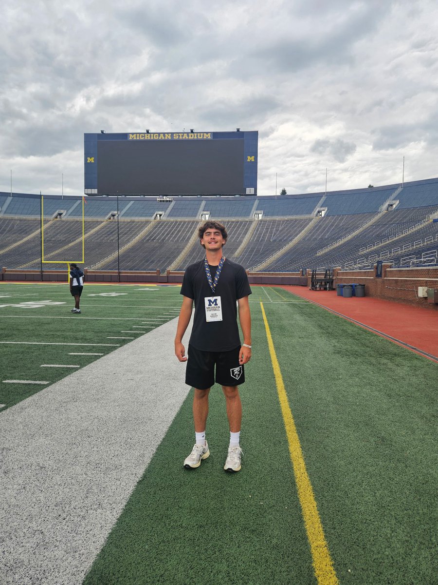 GavinShrad39258's tweet photo. Had a great time visiting the university of Michigan Monday. @BuckFitz @NCEC_Recruiting @jaxon_rose8 @Hunter_DeNote @QBC_Nashville @ChadSimmons_ @CSmithScout https://t.co/z7eVMCwHdS