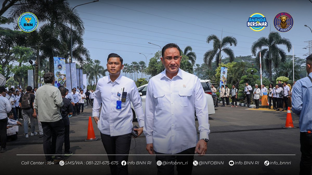 INFOBNN's tweet photo. PROGRAM PRIORITAS NASIONAL, KEPALA BNN RI HADIRI KONSOLIDASI MAKAN BERGIZI GRATIS

Kepala BNN RI, Suyudi Ario Seto, menghadiri Konsolidasi Nasional Program Makan Bergizi Gratis (MBG) yang dipimpin Presiden Prabowo Subianto di Sentul International Convention Center (SICC), Bogor, Jawa Barat, pada Rabu (3/6). Kegiatan yang mengusung tema “Building Indonesia’s Future Generations Through Nutrition” tersebut menjadi wadah penguatan koordinasi pelaksanaan Program MBG sebagai salah satu program prioritas nasional.

Konsolidasi nasional yang diselenggarakan oleh Badan Gizi Nasional (BGN) diikuti ribuan peserta yang terdiri dari Kepala Satuan Pelayanan Pemenuhan Gizi (SPPG), jajaran BGN, serta berbagai pemangku kepentingan dari seluruh daerah. Kehadiran Kepala BNN RI bersama sejumlah pejabat tinggi negara dalam kegiatan tersebut merupakan wujud dukungan lintas sektor terhadap upaya peningkatan kualitas gizi masyarakat.

Dalam arahannya, Presiden Prabowo menekankan pentingnya integritas, dedikasi, dan pengawasan yang kuat dalam pelaksanaan Program MBG. Presiden menegaskan bahwa keberhasilan program tidak hanya ditentukan oleh cakupan layanan, tetapi juga oleh kualitas pelaksanaannya di lapangan.

Sebagai bentuk pengawasan langsung, Presiden mengungkapkan rencana untuk melakukan peninjauan ke sejumlah SPPG tanpa pemberitahuan sebelumnya. Selain itu, Presiden meminta setiap keluhan dan aduan dari sekolah terkait pelaksanaan program dapat segera dilaporkan sebagai bahan evaluasi bagi SPPG maupun BGN guna memastikan layanan berjalan optimal.

Melalui konsolidasi nasional tersebut, Presiden mengajak seluruh pelaksana program serta pimpinan K/L untuk terus memperkuat sinergi dan kolaborasi. Kerja sama yang solid diharapkan dapat memastikan manfaat Program MBG dirasakan secara nyata, merata, dan berkelanjutan oleh masyarakat di seluruh Indonesia.

#warondrugsforhumanity
BIRO HUMAS DAN PROTOKOL BNN