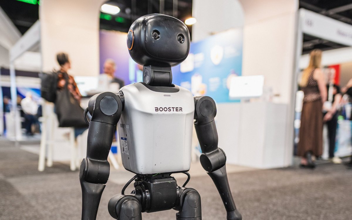 EDUtech_AU's tweet photo. The expo floor is packed with live, interactive tech setups built to tackle data privacy, STEM and campus admin.

Walk on down to the ICC Sydney floor before the afternoon rush! https://t.co/xpvgVVrpBq https://t.co/dzvJ0Ztoui