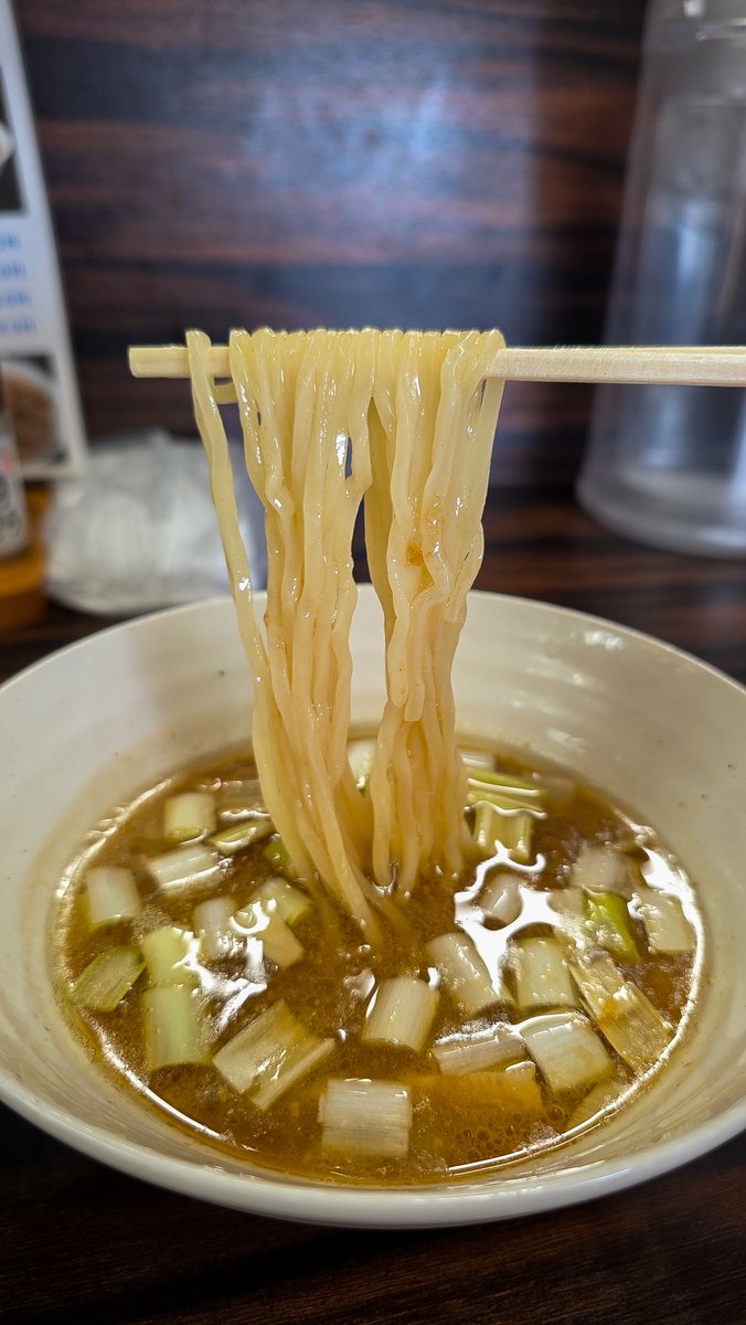 minokichi4848's tweet photo. 今粋Labo
鶏と煮干しの昆布水麺(大盛)

相変わらずのごっつい粘り🤩火力がほとばしる最強昆布水💪🔥
煮干ベースに動物性のどっしりした白湯に張り合えるのは昆布水の強さの表れ✨😋👍パワー×パワーの変化がたまらんち🥰🫶💕
めーっちゃ美味かった🤤✨ https://t.co/tZQiVWOHxN