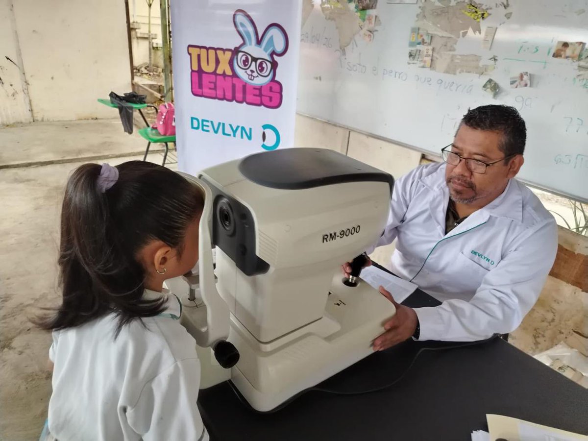 TorresAngelC's tweet photo. El programa TuxLentes llegó a la Escuela Primaria Joaquín Miguel Gutiérrez Canales, en la colonia Paulino Aguilar, donde realizamos 151 exámenes de la vista a alumnas y alumnos. Con estas acciones contribuimos a detectar oportunamente problemas visuales y apoyar el aprendizaje y bienestar de la niñez tuxtleca. Próximamente, las y los estudiantes que lo requieran recibirán sus lentes.