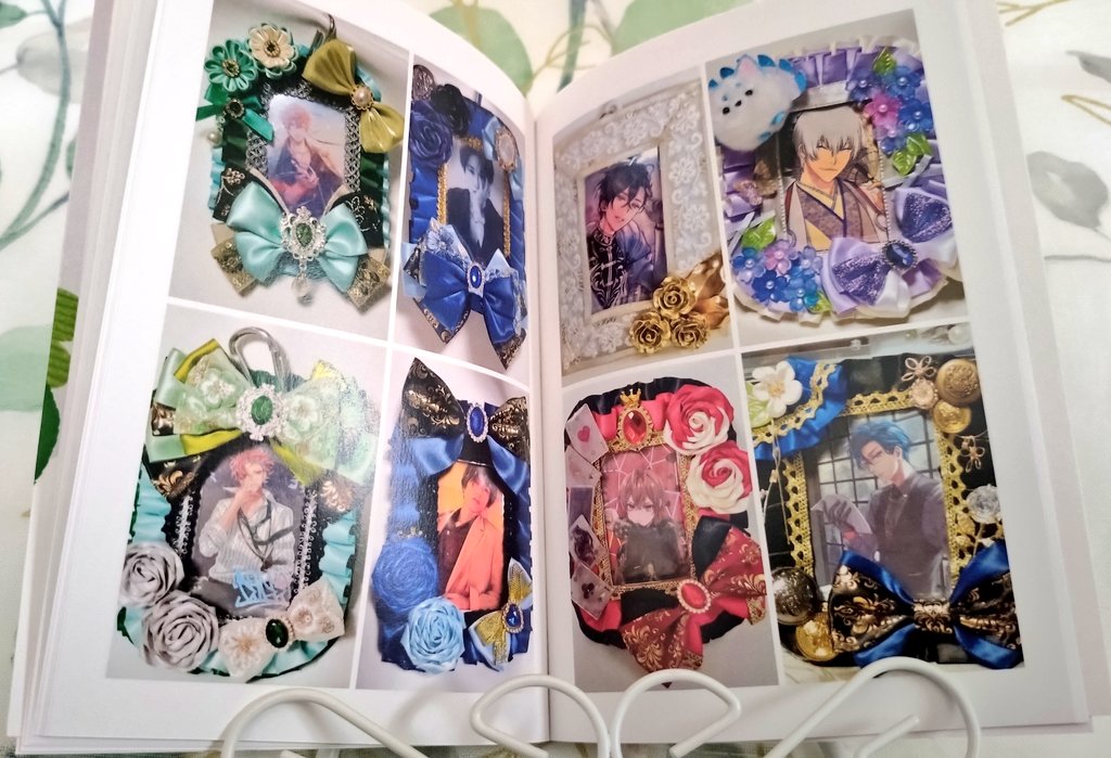rose_red_m's tweet photo. 2年毎に作ってるぬい活&amp;ハンドメイドのフォトブックが届いた📕✨
色んなハンドメイドをしたから3冊目の今回はページ数も増⤴︎︎︎
仕上がりもすごくいい💕
自画自賛しながら、何度も見返しちゃうわ～🤣

チラ見せ①
＊ぬいで室礼
＊デコカードケース

 #しまうまプリント
 #ぬい活
 #ハンドメイド https://t.co/gdDtkiC8FW
