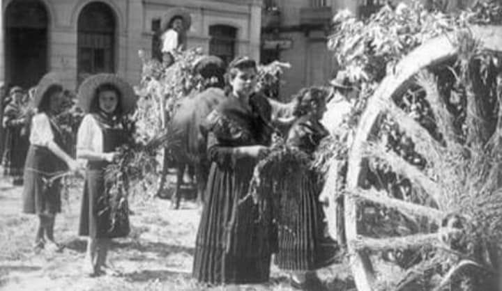 RegionGranada's tweet photo. Así era el #Corpus en #Granada antes de su sevillanización. #RegióndeGranada, por las tradiciones. 
https://t.co/SWYlltacKN https://t.co/aJiQ8cPiS8