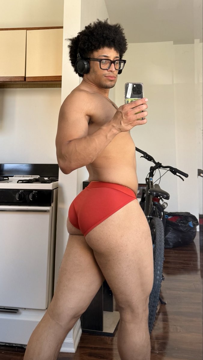 kalebjackson00's tweet photo. what ive been wearing around the apartment all day https://t.co/nql1tzgrpp