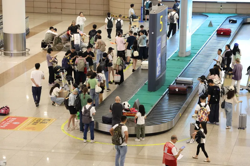 755FAffairnotes's tweet photo. As 755FANotes @755FAffairnotes learns, China and South Korea have agreed to expand bilateral air traffic rights for the first time in seven years.
Under the new arrangement reached in late May in Seoul, passenger flights between China and S. Korea will reach to 664 per week from 608, and cargo flights will reach to 68 per week from 54.
The expansion is driven by rapidly recovering travel demand. In Q1 2026, passenger traffic on China-Korea routes reached 4.39 million, surpassing the pre-pandemic level of 4.14 million in Q1 2019.
Since China introduced a visa-free policy for South Korean nationals in November 2024, China has become a popular destination for Korean tourists, with Shanghai emerging as a top choice for weekend trips. The Seoul–Shanghai route now operates over 30 daily flights, and existing rights have been fully utilized. The new deal will allow additional flights to serve growing demand.
