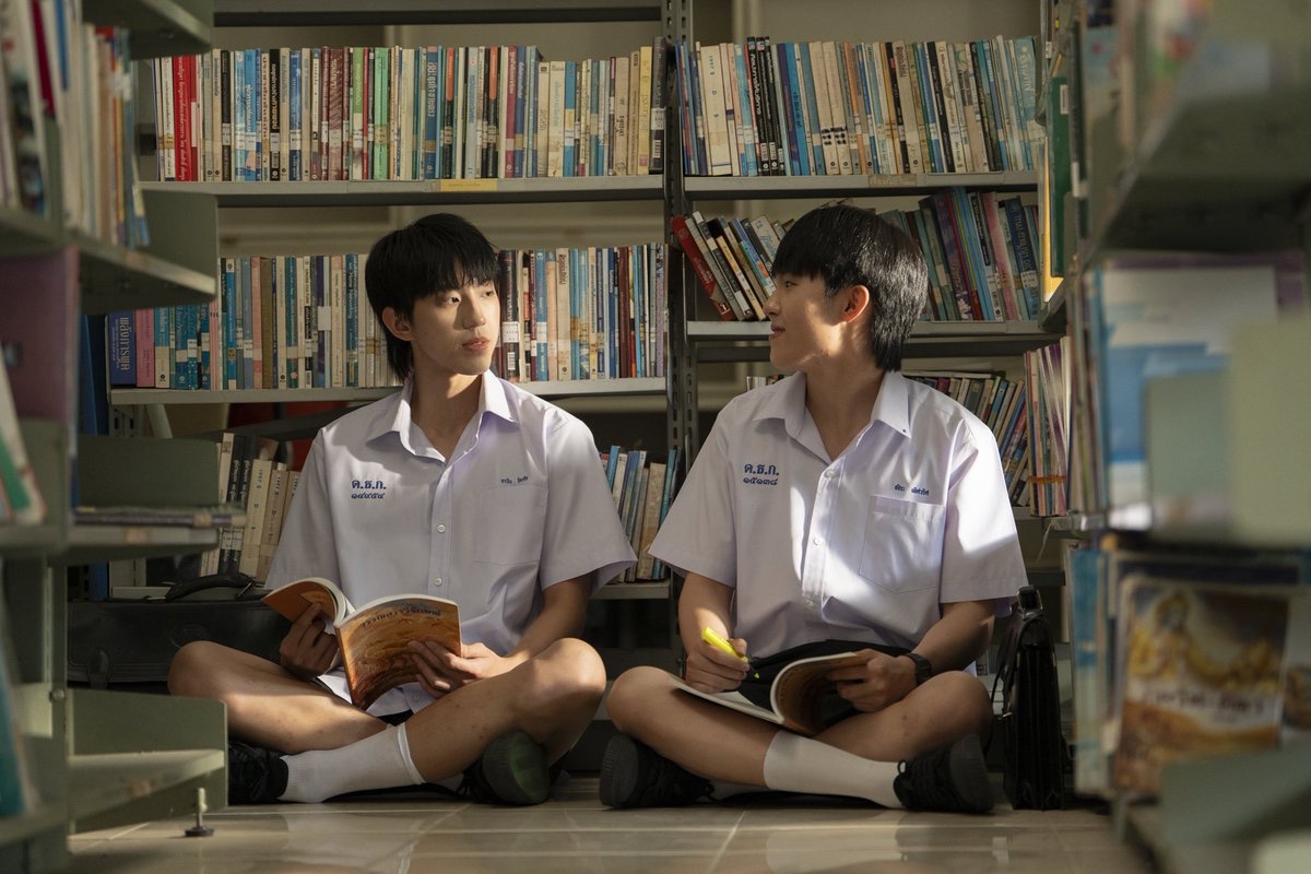WhenOrangesFall's tweet photo. เขาให้มาอ่านหนังสือไม่ใช่นั่งมองหน้าเพื่อนนะออก้าา👀📒

[PHOTO BEHIND THE SCENES]
#WhenOrangesFallEP4 🌳🍊
@Kktken_Lim @tananloh_ https://t.co/QNnocSwP6Y