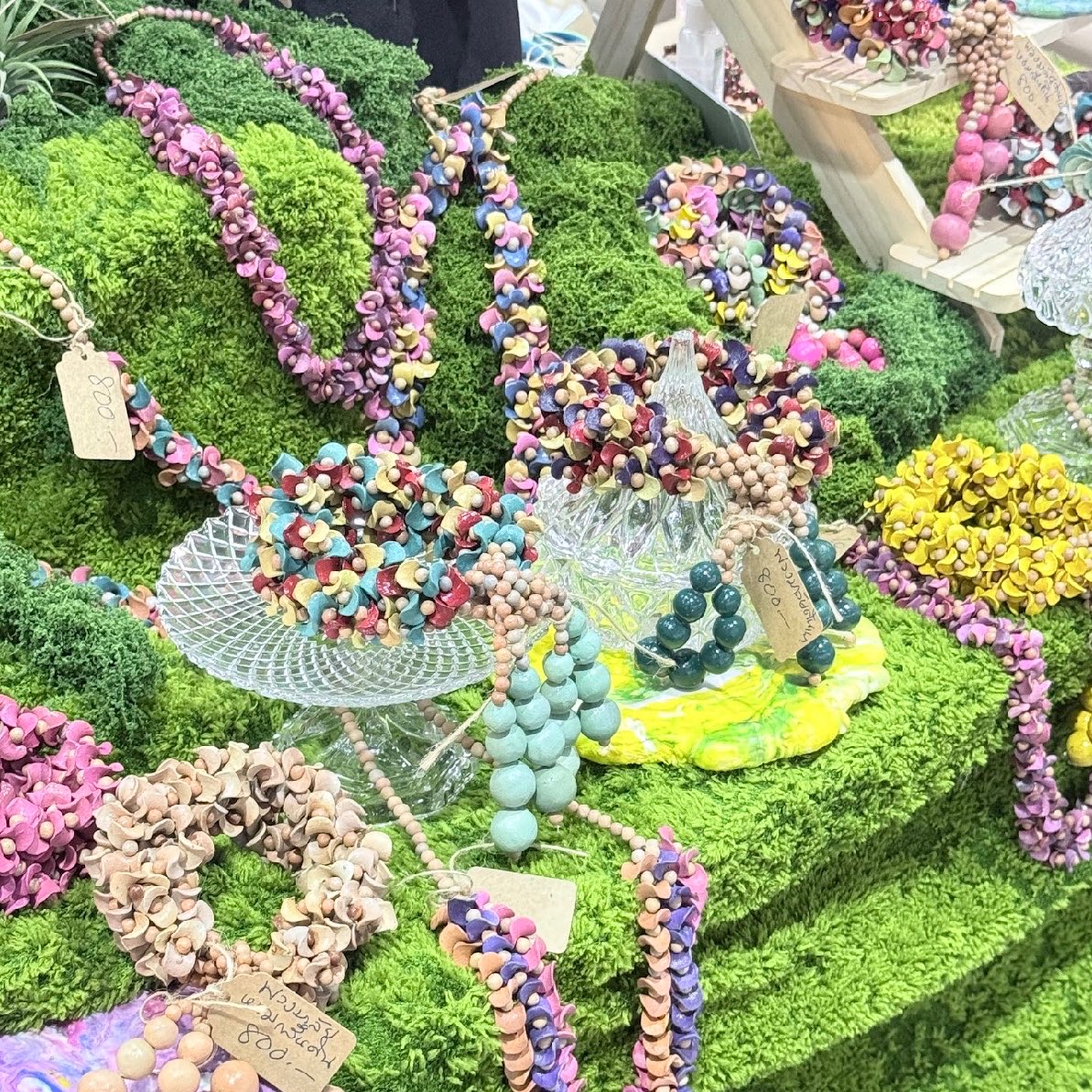 nchdaq's tweet photo. ปีที่แล้วว่าเดินสนุกละนะ แต่ปีนี้งาน Crafts Bangkok 2026 ของเยอะขึ้นมาก โมเดินเพลินอะถ่ายมาน้อยกว่าตาเห็นแบบเยอะมากๆ ใครแต่งบ้านหรือชอบงานทำมือ เซรามิค ไม่อยากให้พลาด💌🐚🌳 https://t.co/h839pLeSho