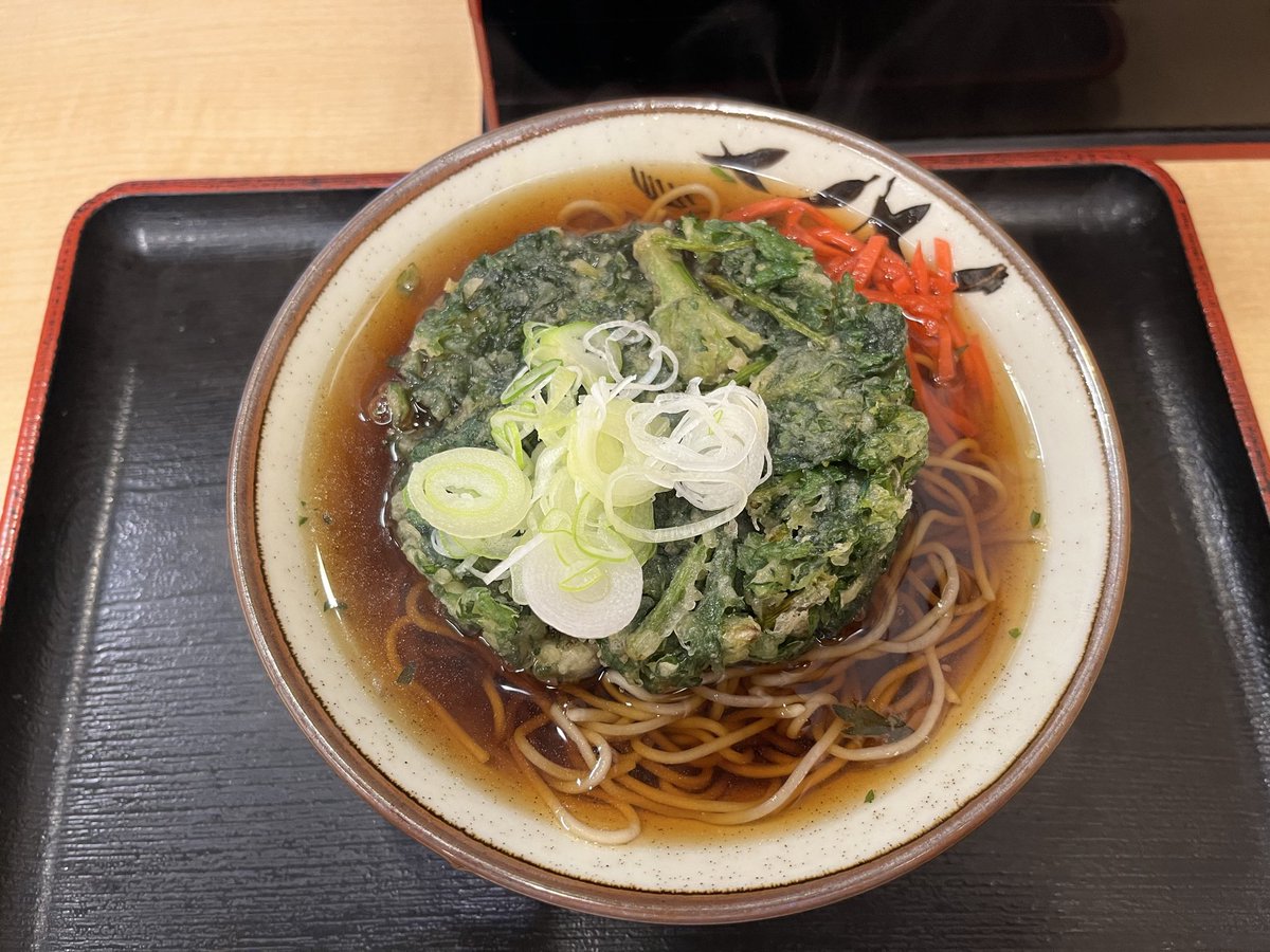 Polthm's tweet photo. そばよし 日本橋店 春菊天そば
毎年売切で食べられなかった春菊天、ようやくのお目見え
おぉ、春菊凝縮タイプの一番好きなやつ…！
ツユに浸して頂くと春菊の苦味と香り、油の旨みが押し寄せます
そばよしのツユとこの春菊天は反則的に美味いですね
完飲完食でご馳走様でした
#そばよし #立ち食いそば https://t.co/gJJrTuDM2D