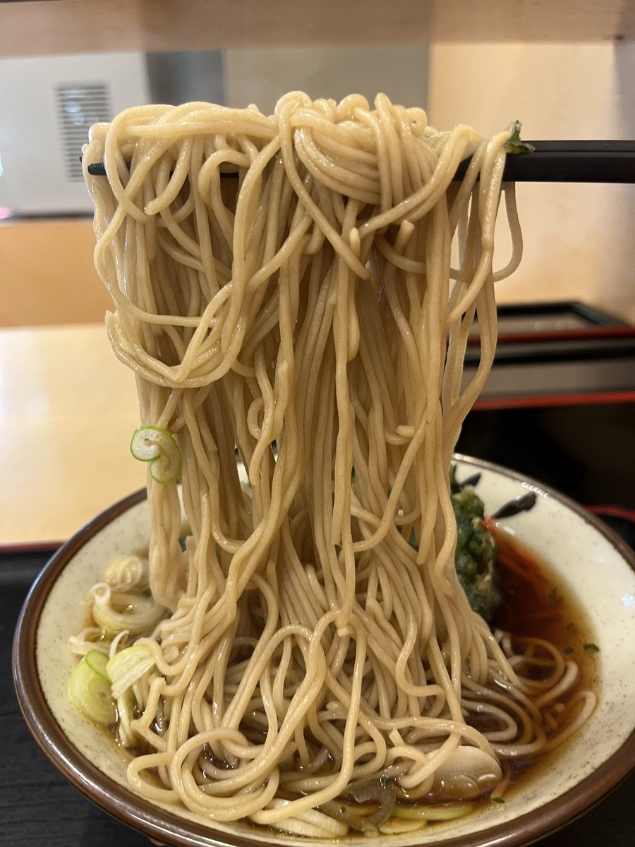 Polthm's tweet photo. そばよし 日本橋店 春菊天そば
毎年売切で食べられなかった春菊天、ようやくのお目見え
おぉ、春菊凝縮タイプの一番好きなやつ…！
ツユに浸して頂くと春菊の苦味と香り、油の旨みが押し寄せます
そばよしのツユとこの春菊天は反則的に美味いですね
完飲完食でご馳走様でした
#そばよし #立ち食いそば https://t.co/gJJrTuDM2D
