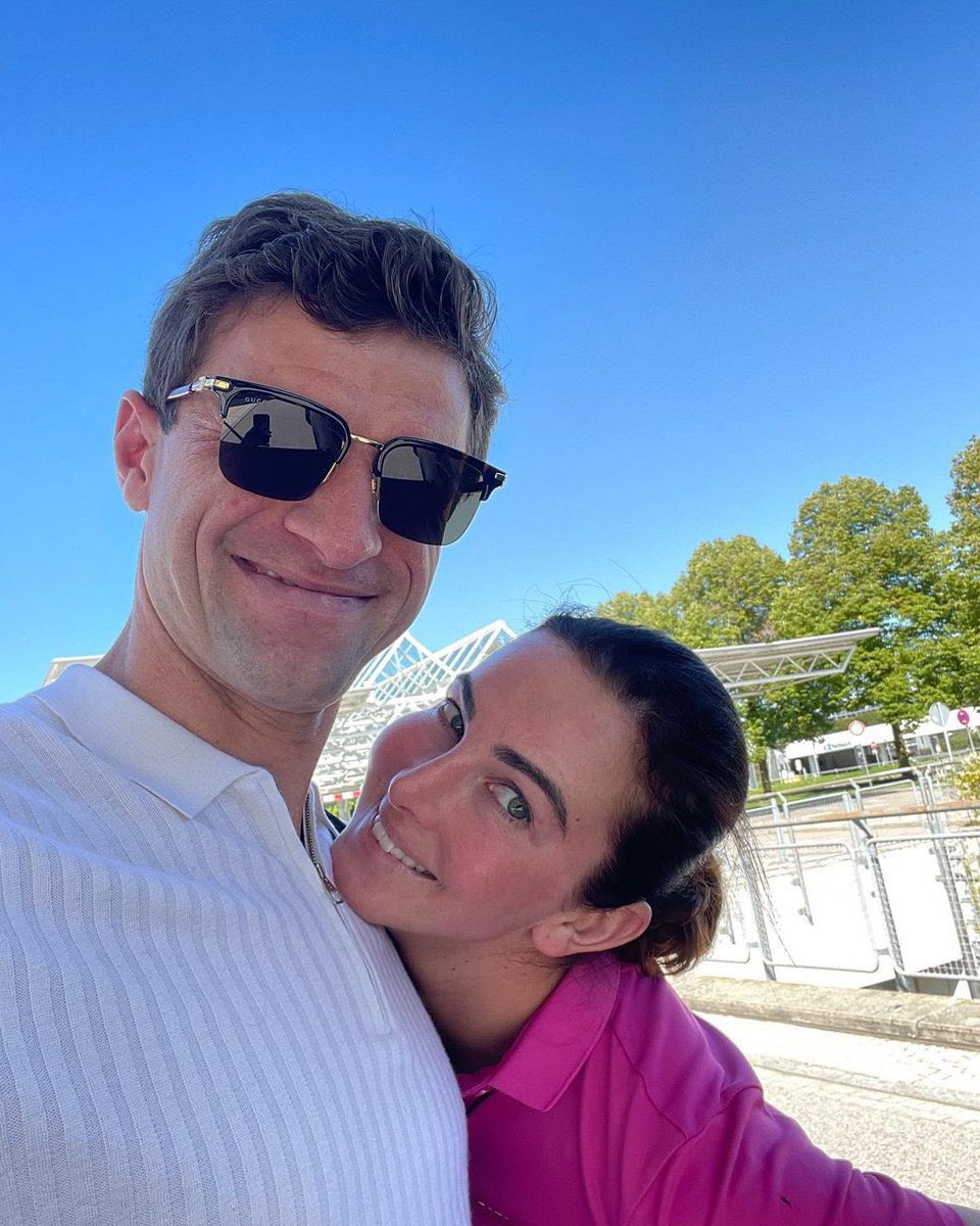 CIIASportsINT's tweet photo. After nearly 20 years, Thomas and Lisa Müller's relationship has come to an end. 💔

The couple started dating in 2007, when they were 18 years old, and got married in 2009. 

Rumors surfaced when Thomas moved to Vancouver alone last year. The reason for the divorce was not revealed.