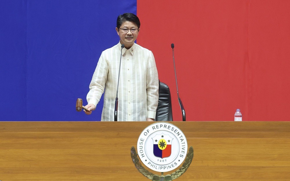 NewsbytesPH's tweet photo. House passes bill targeting troll farms, fake accounts https://t.co/9EZooCFQlP https://t.co/WzeMB7lmoU