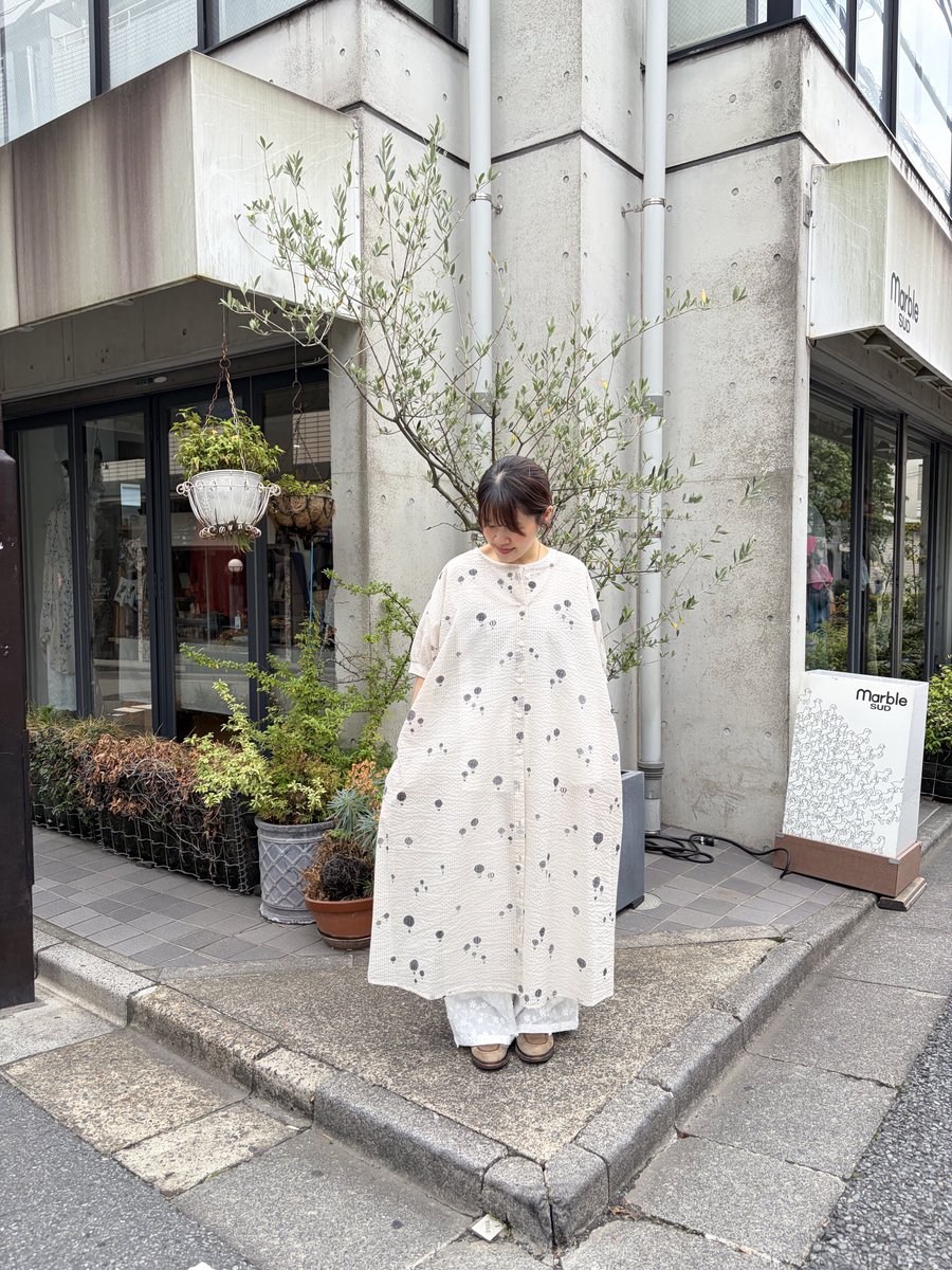 marbleSUD_shimo's tweet photo. balloon 2WAY ソデリブワンピース入荷🌟

前後どちらでも着られる2WAY、
前開きデザインで羽織としても活躍します。
袖口リブのメリハリで、リラックス感のあるシルエットです♪

ぜひ店頭にて試着してみてくださいませ❣️

なおんぬ　こう
#マーブルシュッド #下北沢店 https://t.co/1O290u15E0
