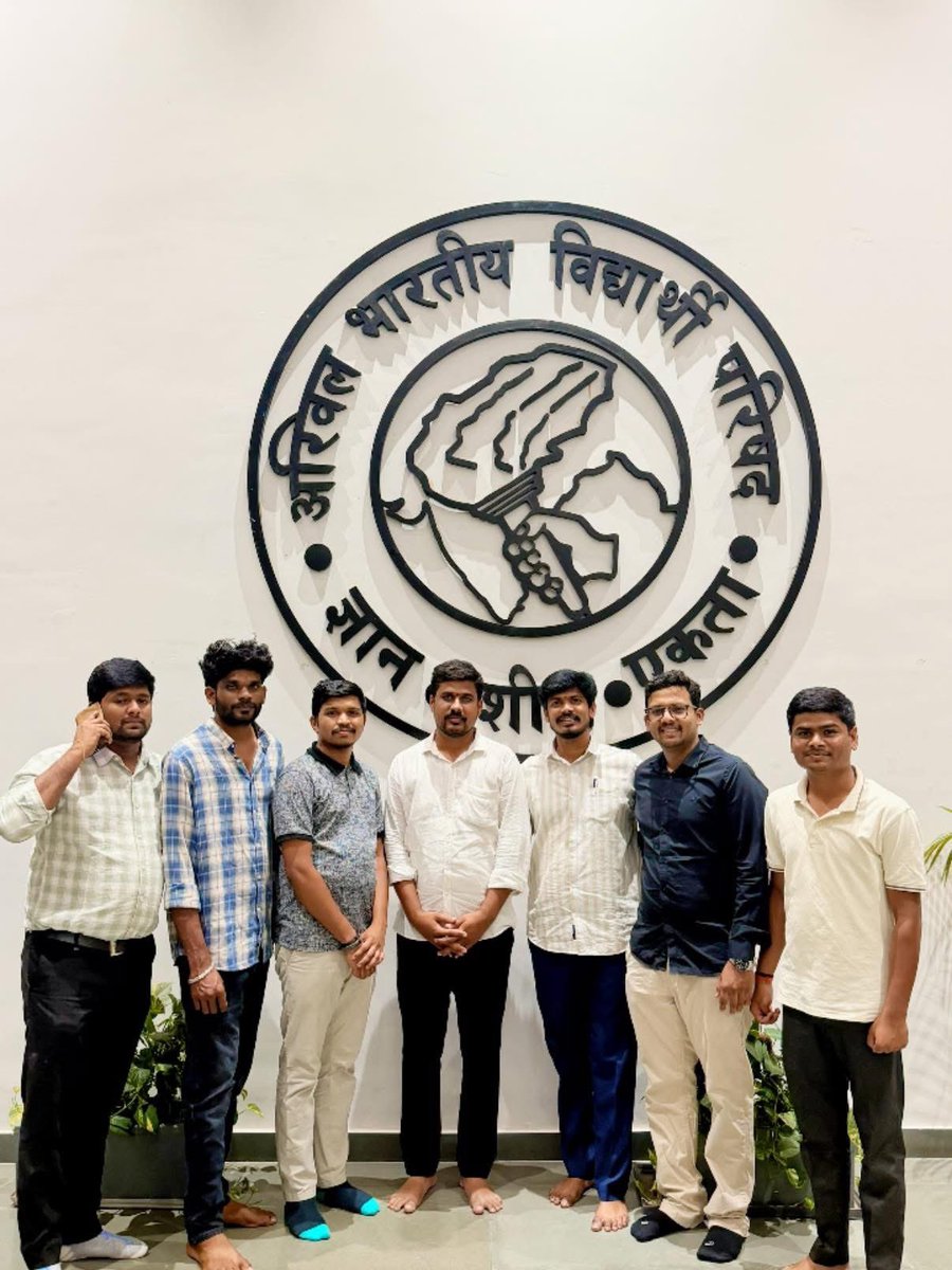 praveenrdy69's tweet photo. ABVP రాష్ట్ర కార్యాలయంలో ABVP ఆల్ ఇండియా జాయింట్ ఆర్గనైజింగ్ సెక్రెటరీ బాలకృష్ణజీ,స్టేట్ ఆర్గనైజింగ్ సెక్రెటరీ విష్ణుజీ,BMS రాష్ట్ర కార్యాలయంలో BMS స్టేట్ జనరల్ సెక్రెటరీ(ఆర్గనైజేషనల్) రామ్మోహన్ జీ,మోహన్ చారిజి,ఇతర సోదరులను కలవడం జరిగింది.జై ABVP🚩🚩
@ABVPTelangana  #ABVP https://t.co/KHCW9eyDRV