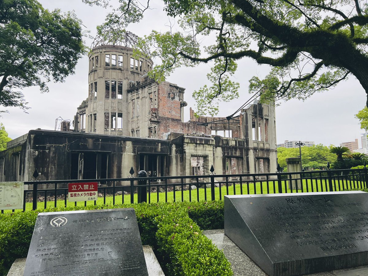 nami_n3's tweet photo. 新作ミュージカル『千羽鶴』、本日初日です！

平和であるために日本はどうあるべきなのか。昨今の結構切り込んだ問題にも触れています。

前半は学生達が原爆のことを調べていくシーンがメインで、後半は戦時中で、セリフも歌・曲続きのポップオペラスタイルで進んでいきます。(作曲大変だったw)

皆様にどう受け取ってもらえるのか。
ドキドキですけど、役者の皆様のパフォーマンスも含めて何かパワーをお届け出来たらと思っています。

写真は3年前に広島に行った時の写真です。近くの本川小学校の地下に資料館があるらしく、そこは知らなかったので今度行ってみたい。

本日から6/7(日)まで。
お待ちしております。

#千羽鶴
#ミュージカル千羽鶴