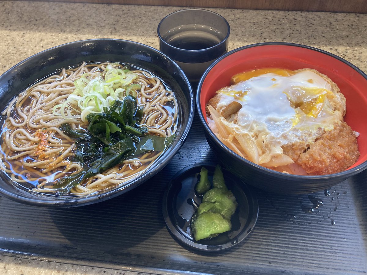 hiroQrocket's tweet photo. 久しぶりに満腹セット😋 https://t.co/7l4DfqWjX0