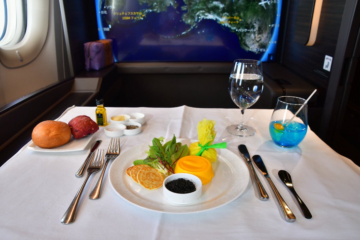 747akkey's tweet photo. ANAファーストクラスの機内食。
アミューズの謎チーズクッキー、ビジネスクラス以上乗ると必ず出てくる気がするw
その次はキャビアとキャロットムース。
組み合わせ謎だけど意外と合ってて美味しかった！
サラダは普通だったかなー https://t.co/HhRZzKcTGR