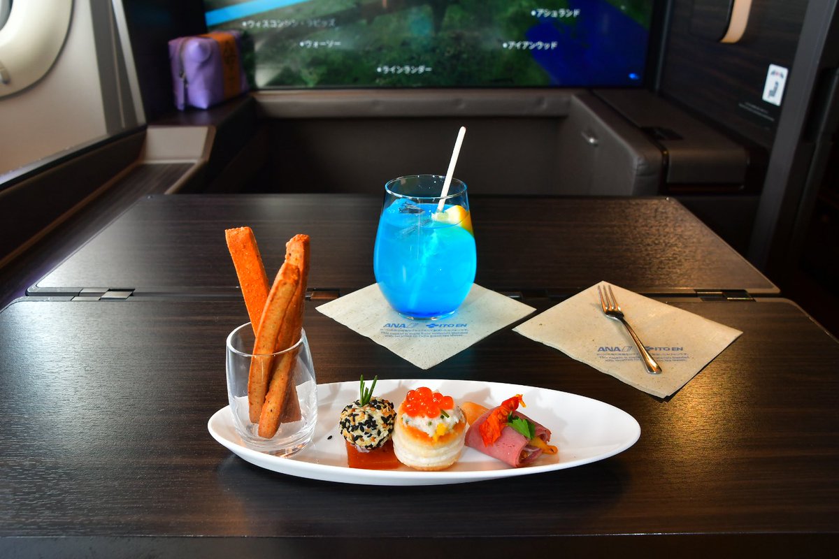 747akkey's tweet photo. ANAファーストクラスの機内食。
アミューズの謎チーズクッキー、ビジネスクラス以上乗ると必ず出てくる気がするw
その次はキャビアとキャロットムース。
組み合わせ謎だけど意外と合ってて美味しかった！
サラダは普通だったかなー https://t.co/HhRZzKcTGR