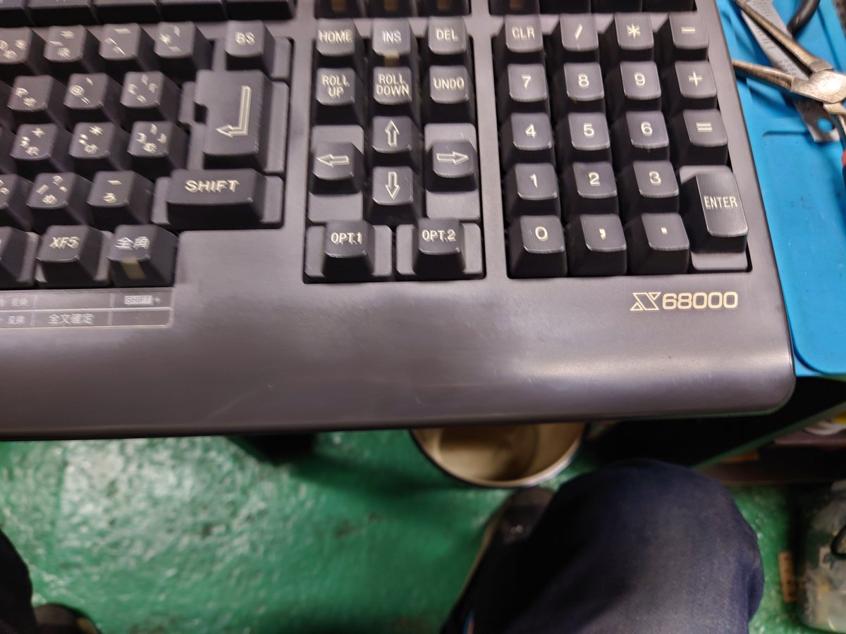 MiniMax3299's tweet photo. キーボードのクリアーラメハゲの塗装完了。3枚目が加工前です。

写真ではわかりにくいなあ。😅

まあ、それなりにうまくいきました😆 https://t.co/k3D6oC6ra7