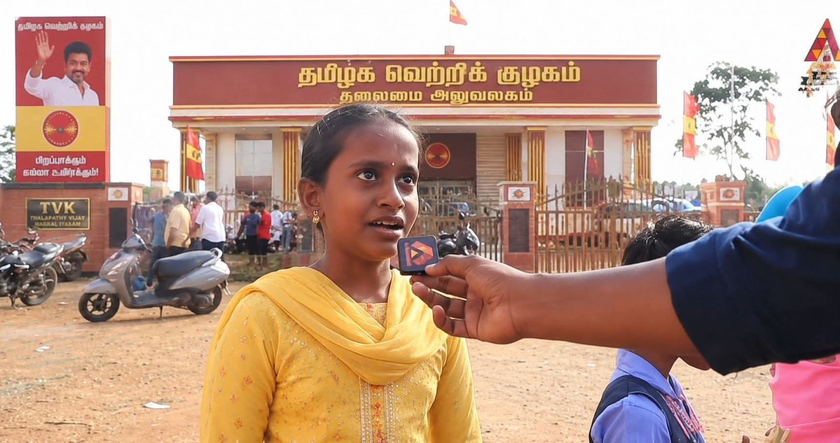 Unicorn_cbe's tweet photo. யாரோ தவெகவை சேர்ந்த அண்ணன் போதைல ஒரு டிரைவரை லேசா கத்தியால குத்திட்டாராம்.. உயிர் கூட போகல... அதுக்கு போய் ஸ்ட்ரைக்காம்.. 

ஒரு handsome CM க்காக ஒரு ஆறு மாசம் கத்தி குத்த கூட தாங்கிக்க கூடாதா அண்ணா..😊 https://t.co/ETt4yQa6Gh