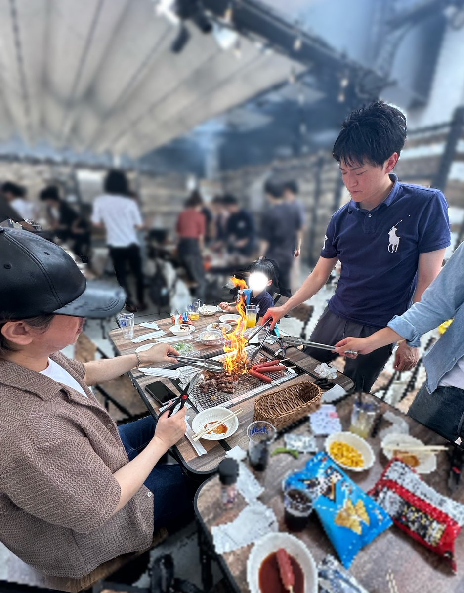 KAMING_corp's tweet photo. 【KAMING BBQ🍖】

お子様のために真剣に肉を焼くKAMINGの代表とCTO

＃SES #BBQ ＃広報 https://t.co/VvQfe3boGH
