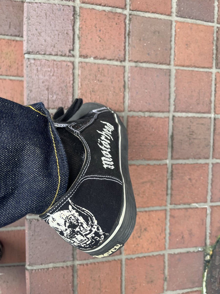 maynard871's tweet photo. 何年振りかに履いたら生地がカッチカチになってる。
ってことはオールスターとかも履かないとカッチカチになるのでしょうか？ https://t.co/LMsCRo9J0M
