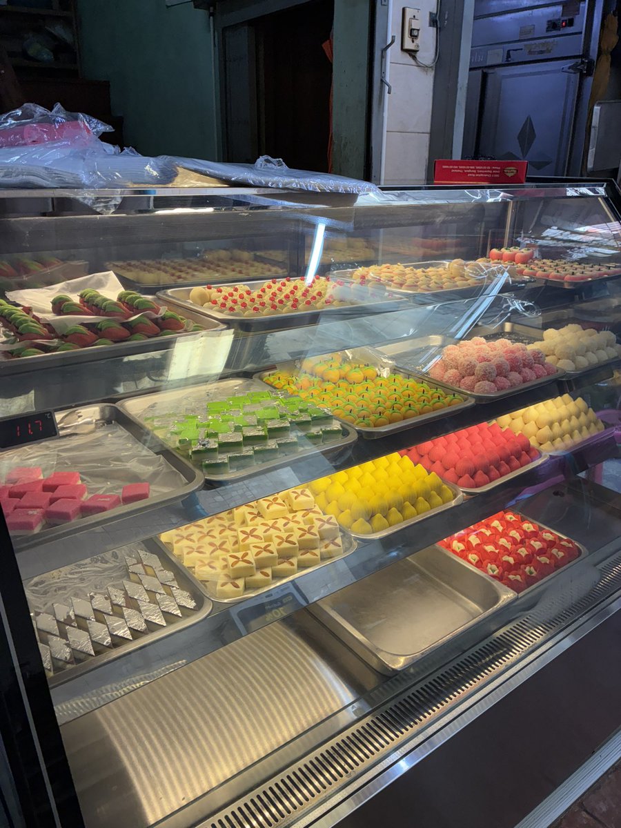 _threezeronine's tweet photo. ขนมอินเดีย หวาน หวานมาก หวานที่สุด รสชาติคล้ายกันหมดคือนม นม และนม (คล้ายๆนมอัดเม็ด) แล้วแต่ว่าชิ้นไหนรสชาตินมชัด ชิ้นไหนผสมเครื่องเทศ (ถ้าผสมเครื่องเทศรสชาติค่อนข้างจัดสำหรับลิ้นชั้น🥲) แสบคอมาก กินชิ้นนึงน้ำเปล่าหมดไปละครึ่งขวด ลองกินให้รู้ ชั้นคงครั้งเดียวพอไม่ขอซ้ำ เข็ดเกิน😵‍💫 https://t.co/Ex49Gz7fgK